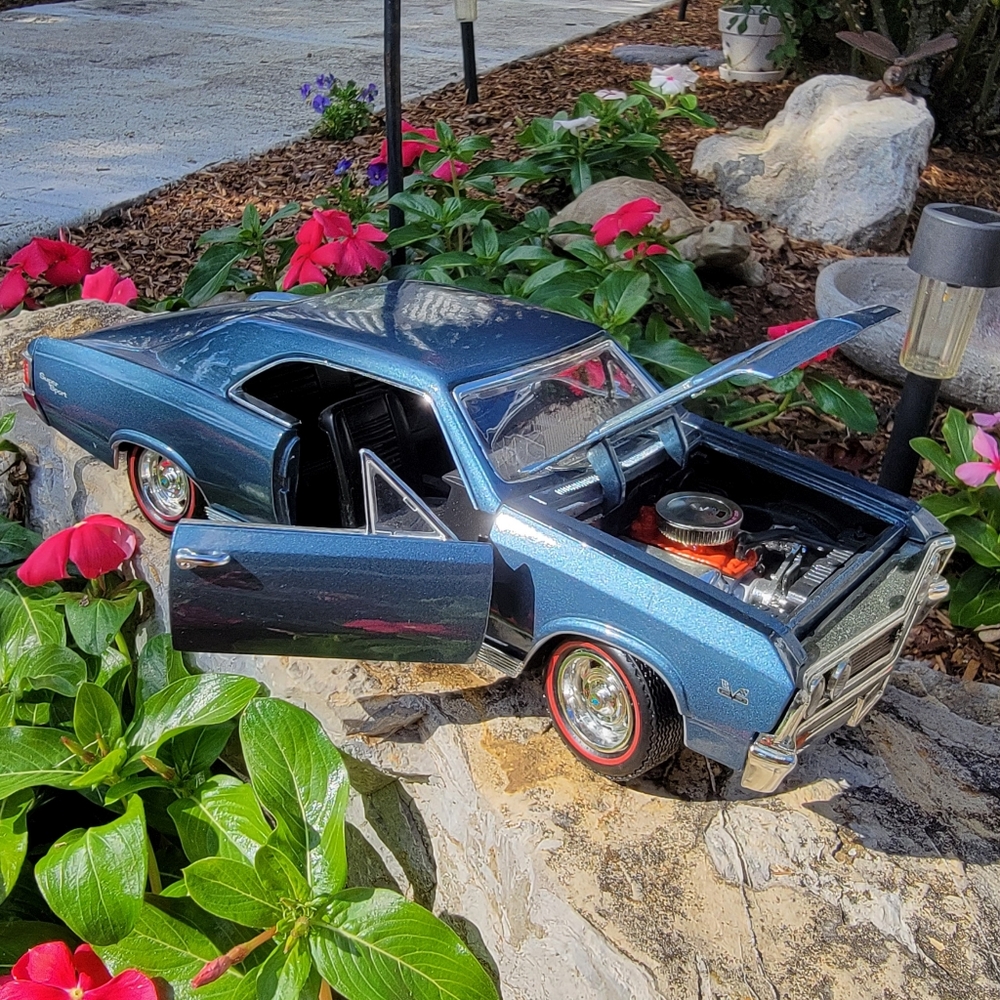 MOTORMAX ♡ 1967 Slate Blue Metallic Chevelle SS396 1:18 Scale Diecast Model - Picture 8 of 17